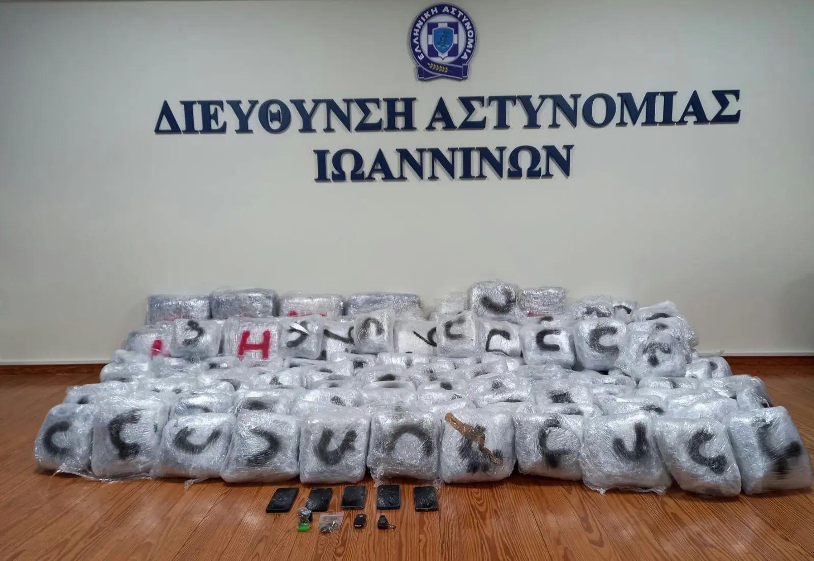 Vinte nga kufiri i gjelbër, kapen 215 kg marijuanë brenda një makine në Janinë! Tre shqiptarë në pranga, shoferja përplaset 