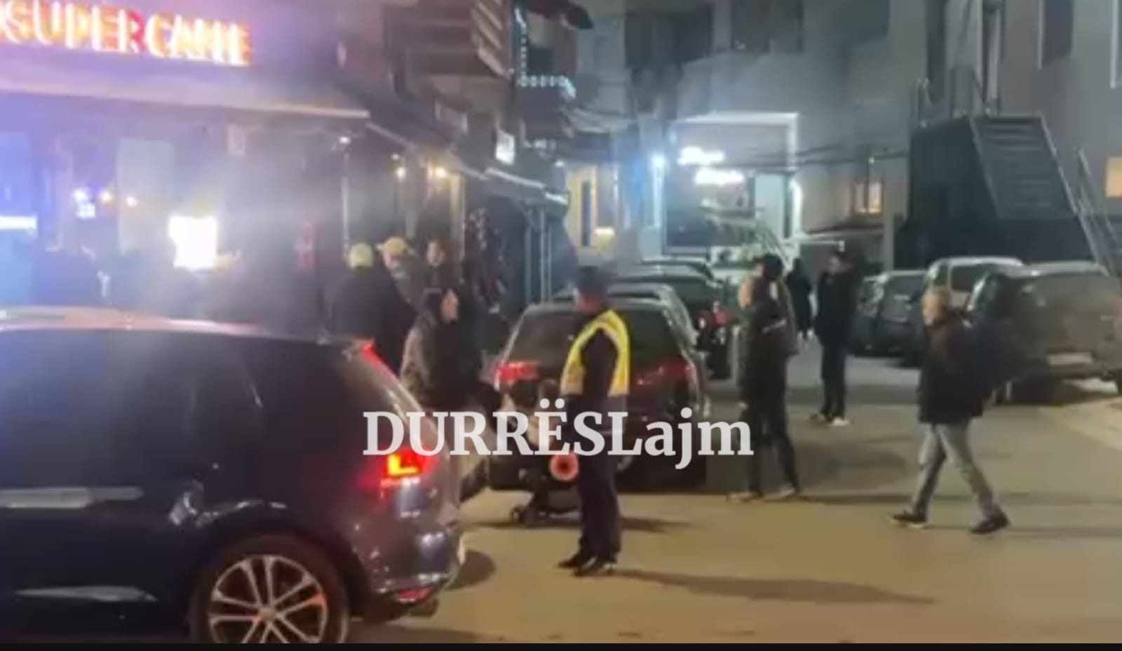 Durrës/ Polici monitoron trafikun, pas shpinës së tij qytetarët konfliktohen (VIDEO)