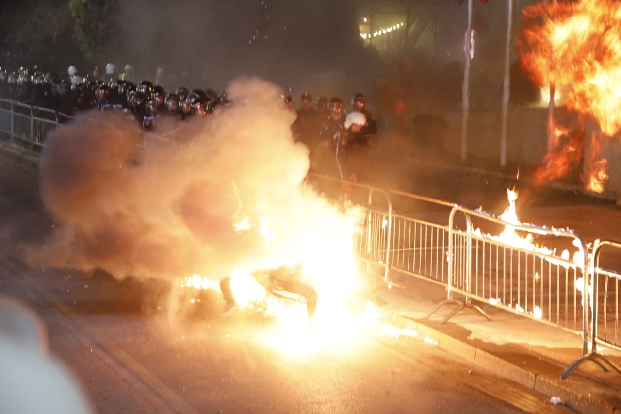 Reuters për protestën e PD: Molotov drejt kryeministrisë, por s’pati përplasje me policinë