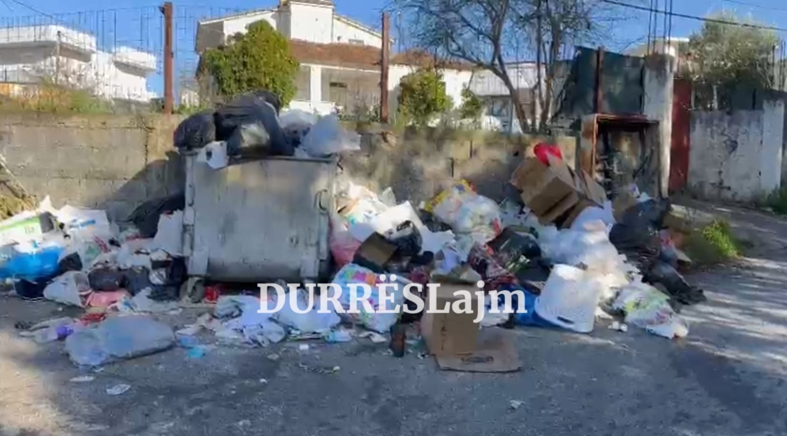Plehrat janë bërë kapicë! Bashkia Durrës dhe ajo e Shijakut mohojnë përgjegjësinë për tërheqjen e mbeturinave (VIDEO)