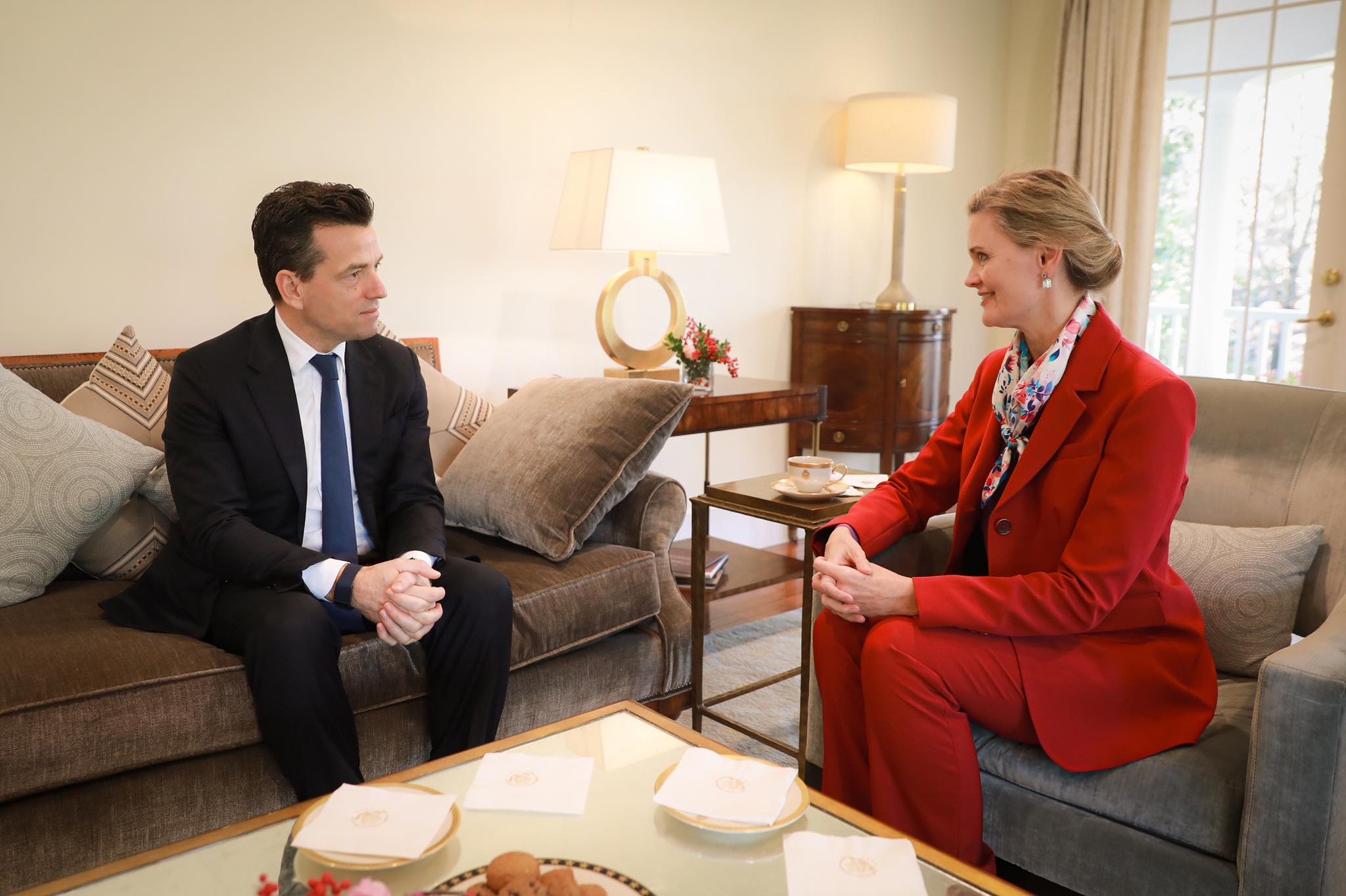 E ngarkuara me punë e SHBA Nancy VanHorn takohet me Agron Shehajn, ambasada: Opozita aktive, rol thelbësor në demokraci