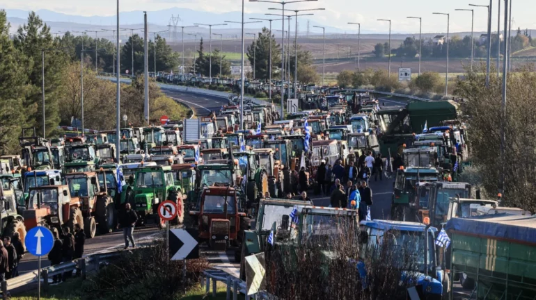 Fermerët në Greqi përshkallëzojnë protestat, bllokohet përkohësisht aksi rrugor Kakavijë-Janinë