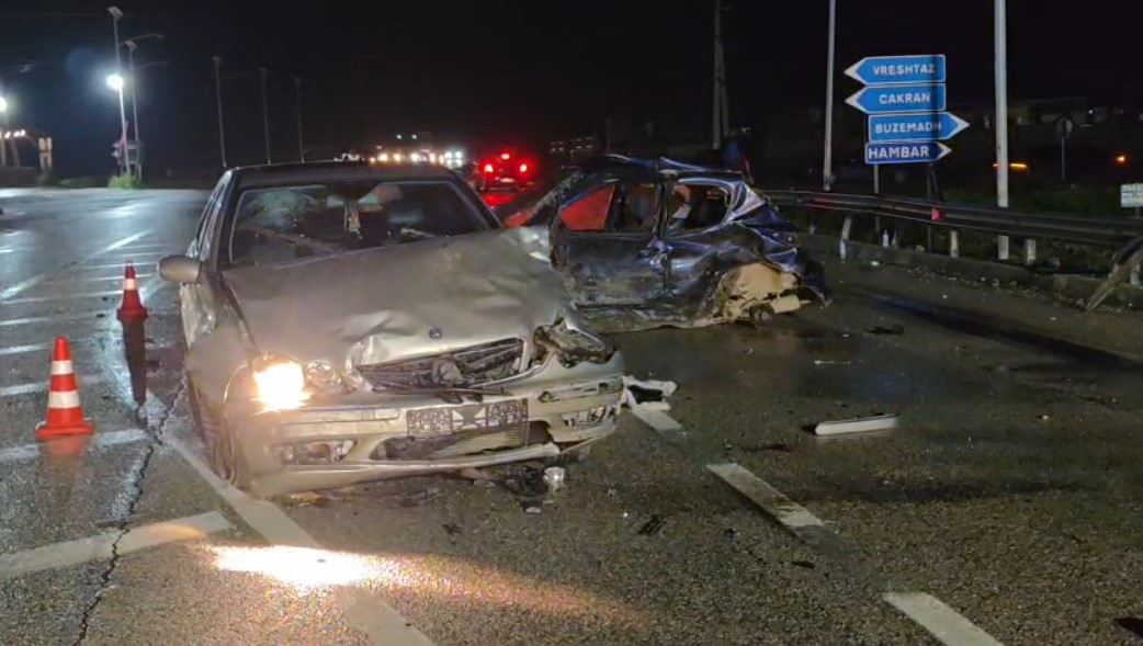Aksident i rëndë, përplasen dy automjete, humb jetën 16-vjeçari