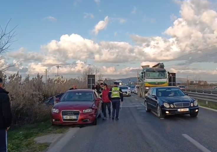 Tre makina përfshihen në aksident, përplasen me njëra-tjetrën! Zjarrfikësit dhe ambulancat në vendngjarje, raportohet se…