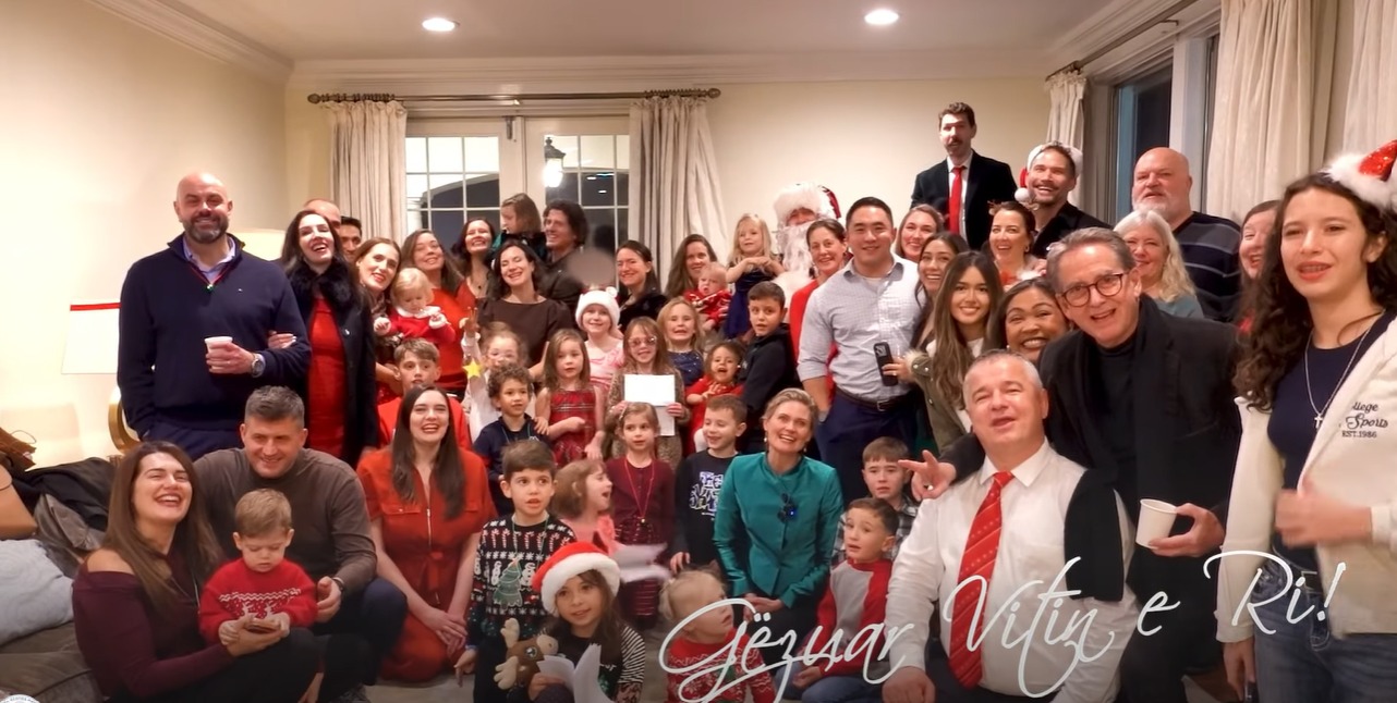 Ambasada e SHBA në Tiranë u uron shqiptarëve Vitin e Ri: Partneriteti ynë vazhdon të forcohet përmes vlerave të përbashkëta!