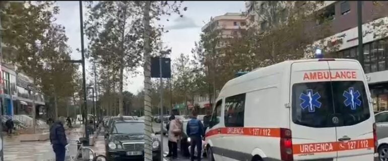 Pengohet në bordurat e rrugës dhe përplaset, ndërron jetë 50-vjeçarja