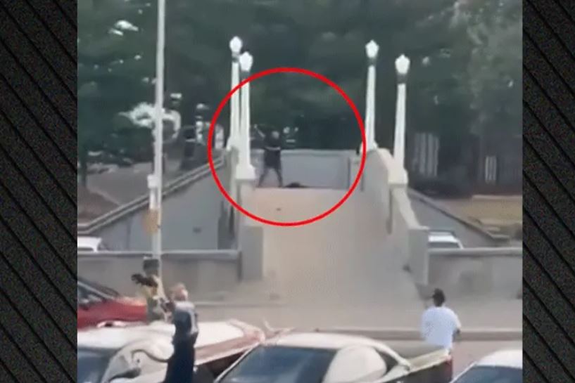VIDEO/ Heroi i dytë panjohur i sulmit terrorist në Sidney! Çarmatosi një sulmues, por u qëllua nga policia dhe u rrah sepse&#8230;