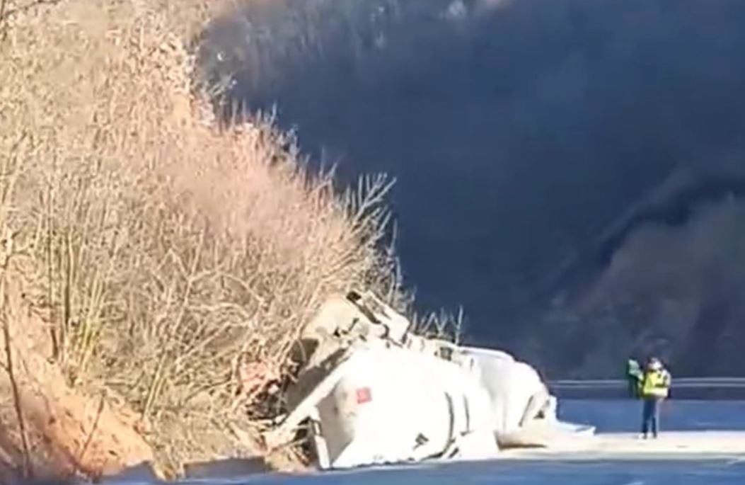 FOTO/ Aksident i rëndë në rrugën Strugë-Qafë Thanë, bllokohet qarkullimi i mjeteve mes dy vendeve! Policia jep detajet