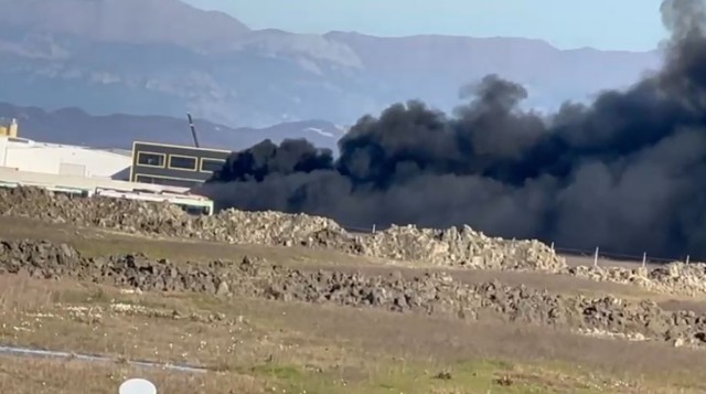 Zjarr i madh në Fllakë, shkrumbohen tre autobusë të parkuar