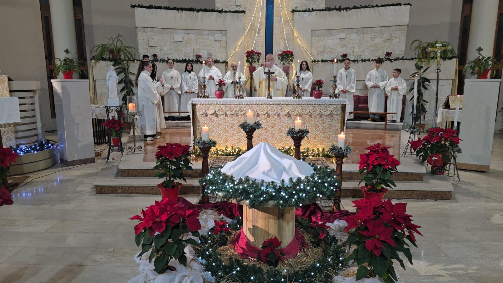Durrës/ Besimtarë të shumtë ndjekin meshën e Krishtlindjes (VIDEO)