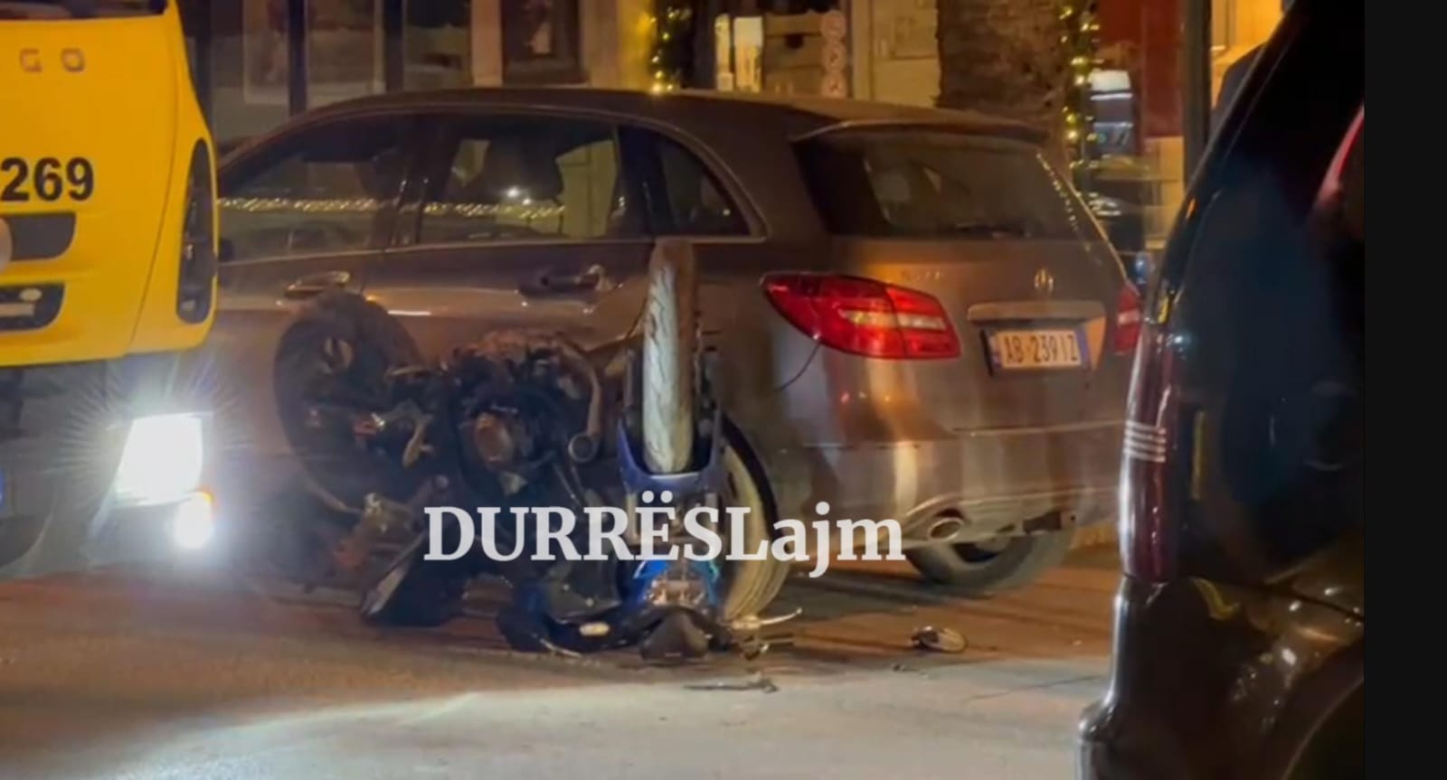 Aksident në Durrës, përplasen një automjet dhe një motor (VIDEO)