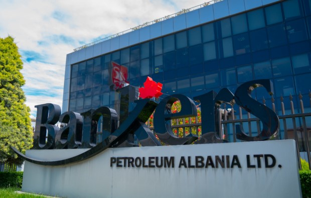 ‘Dogana’ bllokon aktivitetin e ‘Bankers’ në Patos-Marinëz, kompania: Vendim arbitrar që rrezikon fushën naftëmbajtëse