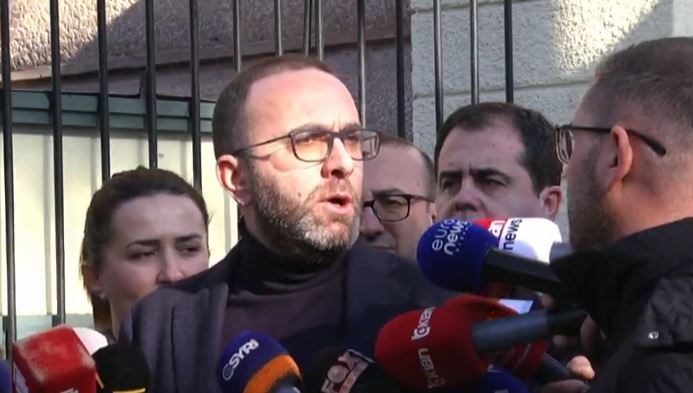 PD s’u lejua të mblidhte Këshillin e Mandateve për Ballukun, ironizon Gazment Bardhi: Në një nga sallat e Kuvendit që mbyllën mund të jetë strehuar Ergys Agasi