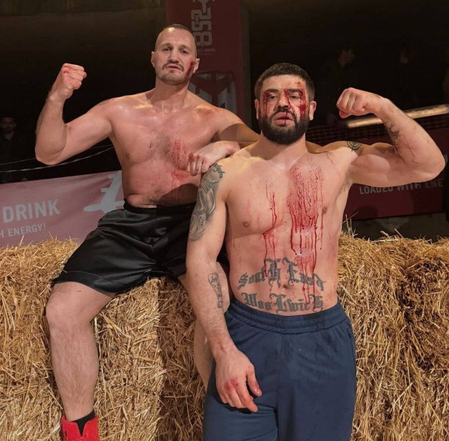 Boksieri Nelson Hysa pozon bashkë me Noizyn “të larë në gjak”