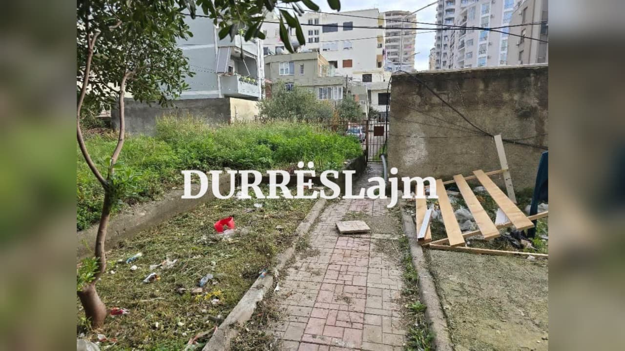 Durrës, porta e hekurt &#8220;mbin&#8221; gjatë natës dhe  bllokon kalimin. Qytetarja: Kush doli pronar i rrugës? (VIDEO)