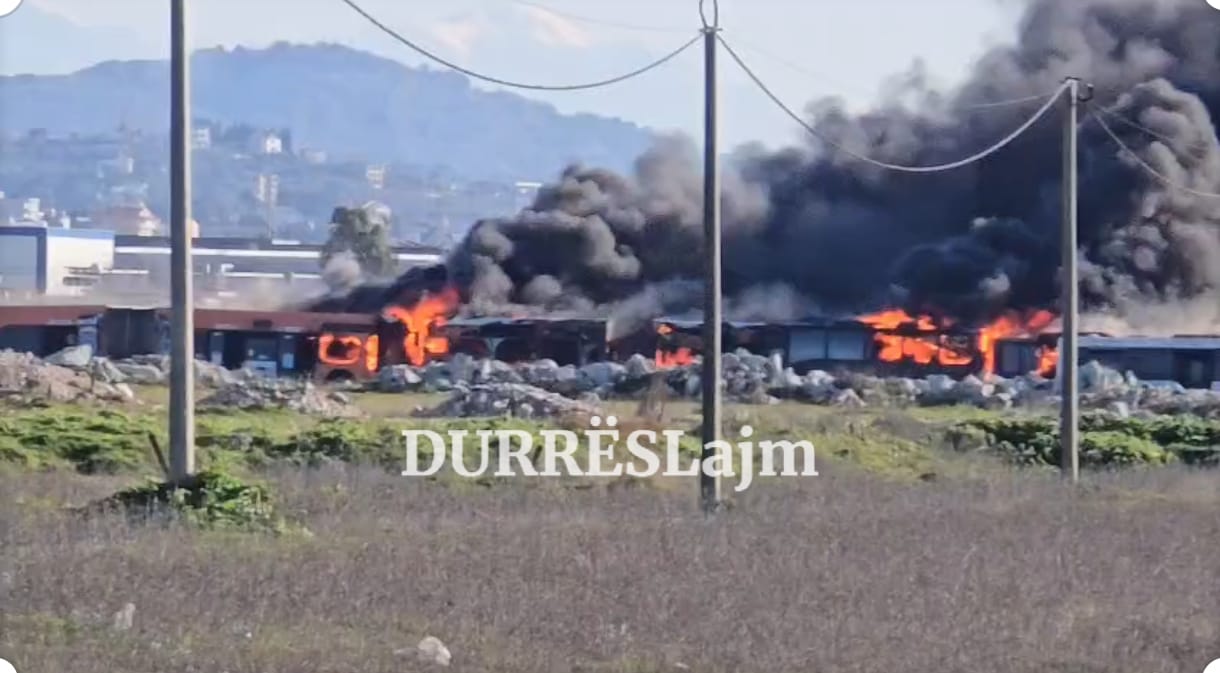 Zjarr i madh në Fllakë, shkrumbohen tre autobusë të parkuar (VIDEO)