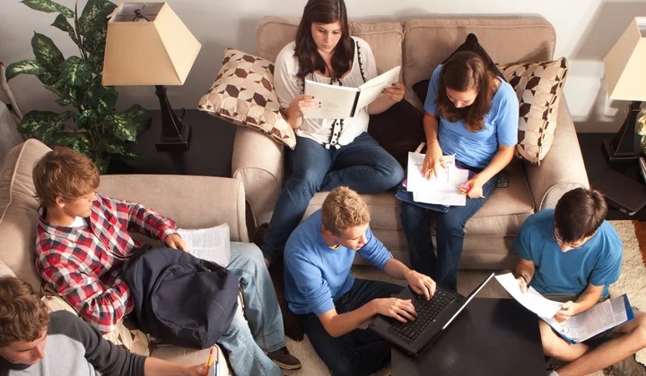 Adoleshentët shqiptarë “dembelë” ushqehen mirë, por 75% bëjnë jetë sedentare