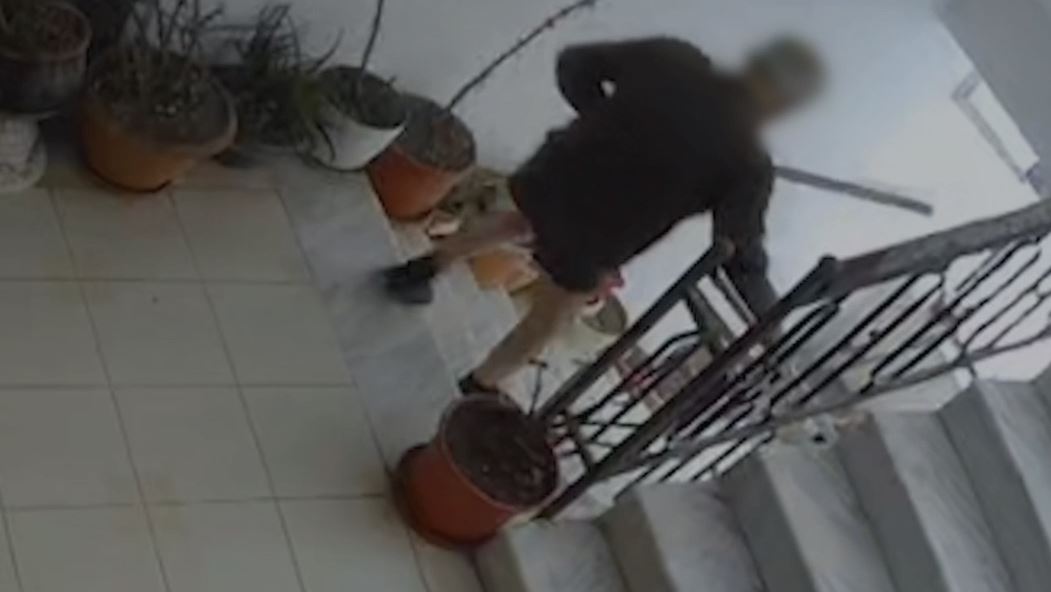 E rëndë në Durrës/ Burri tenton të vrasë gruan, e godet me sende të forta në kokë (VIDEO)