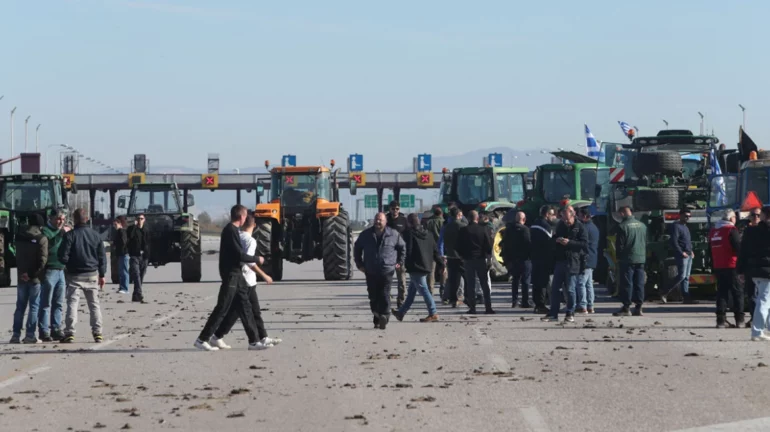 Fermerët në Greqi prej dy ditësh në protestë, bllokojnë rrugët kryesore me traktorët e tyre