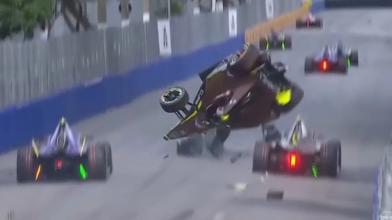 Aksident tronditës, makina fluturon në ajër për disa metra&#8230; (VIDEO)