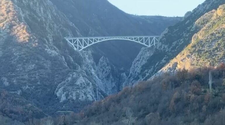 40-vjeçari, nip i Nehat Kullës, hidhet nga ura rreth 160 metra e lartë