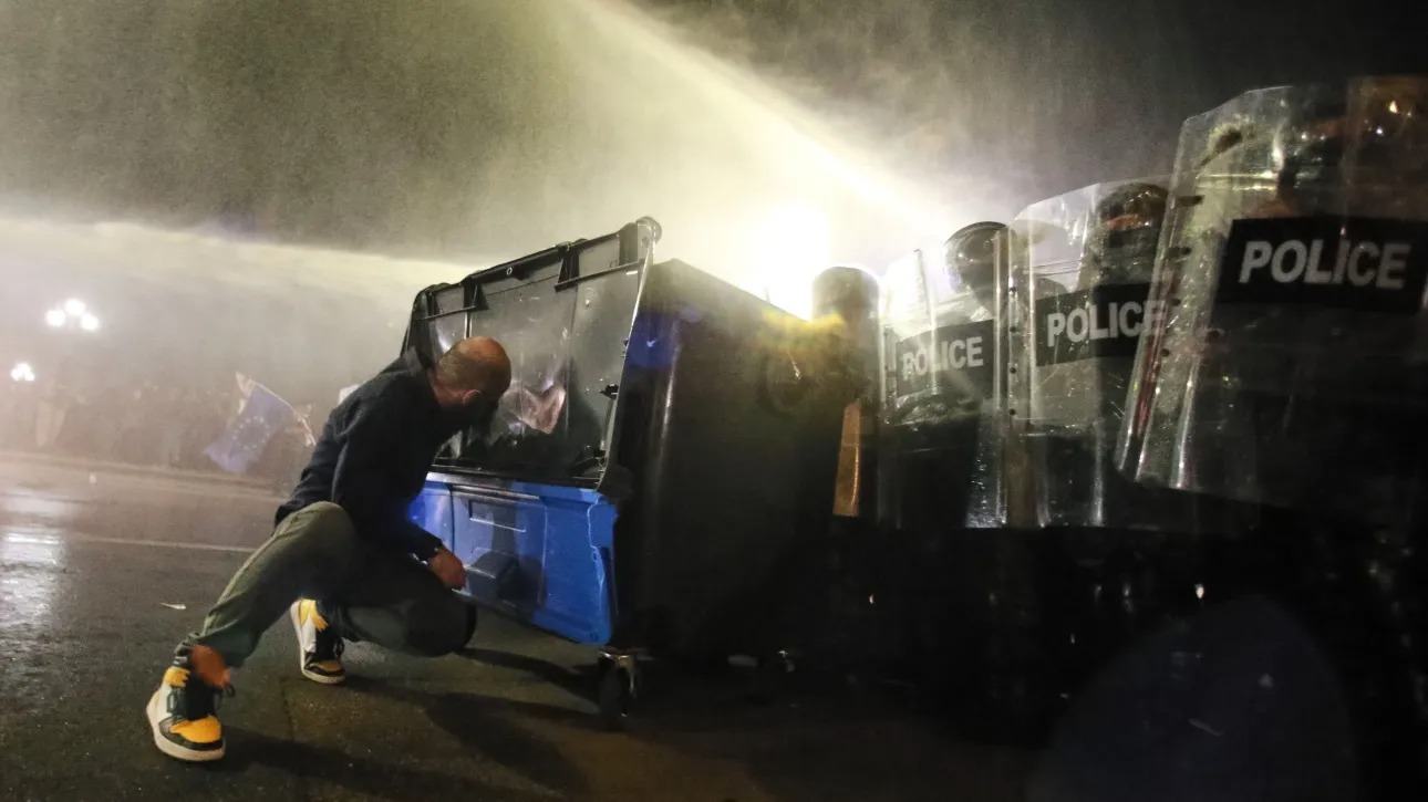Investigimi i BBC: Policia spërkat protestuesit në Gjeorgji me një substancë toksike të Luftës së Parë Botërore