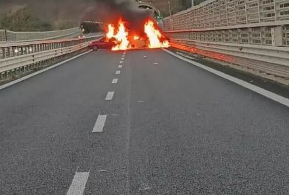 Grabitje spektakolare! Maskat i zënë pritë furgonit të blinduar brenda tunelit, marrin 2 mln euro! Gracka me makina të djegura dhe gozhdë