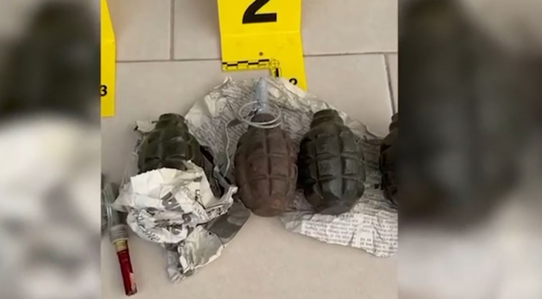 Ktheu shtëpinë në depo armatimesh, shpallet në kërkim 54-vjeçari! Ja çfarë iu gjetën pas kontrollit