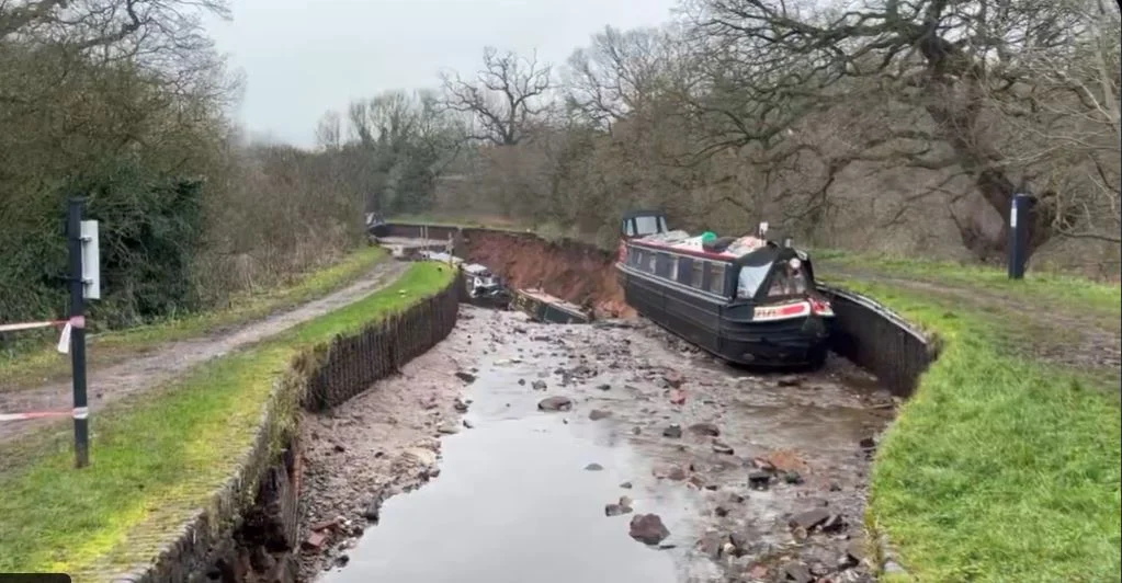 Momenti kur një gropë “thith” varkat në një kanal në Britani (VIDEO)