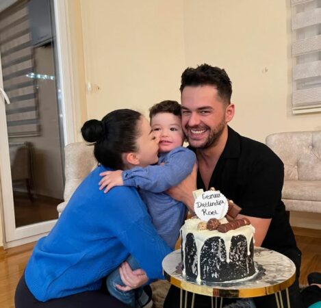 Fshiu fotot me Shpat Kasapin para vdekjes së tij, Selvije Jao rikthen imazhin krah këngëtarit dhe djalit