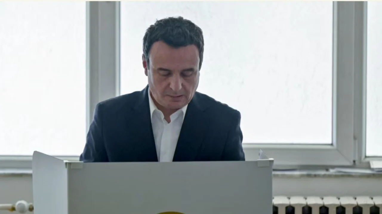 Kandidati i LVV-së për kryeministër, Albin Kurti voton në Prishtinë