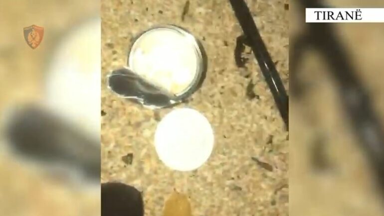 Kishte fshehur në oborrin e banesës kokainë, arrestohet 41-vjeçari 