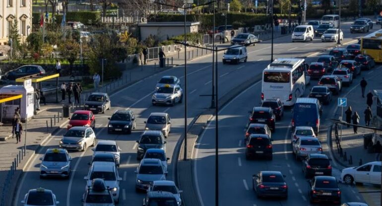 Pas më shumë se një jave në protestë, rikthehet transporti publik në Kosovë