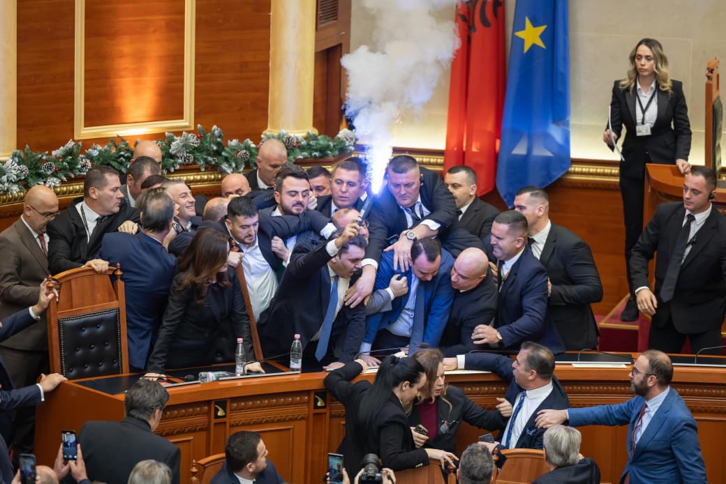 PS kërkoi përjashtimin e 29 deputetëve të PD pas kaosit në Kuvend, shtyhet mbledhja e Sekretariatit të Etikës! 