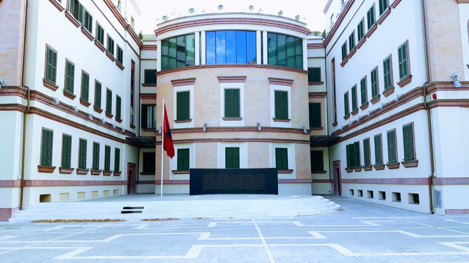 U denoncua nga ish-bashkëjetuesi, ndalohet nga policia drejtoresha e ministrisë së Brendshme! Ja për çfarë akuzohet