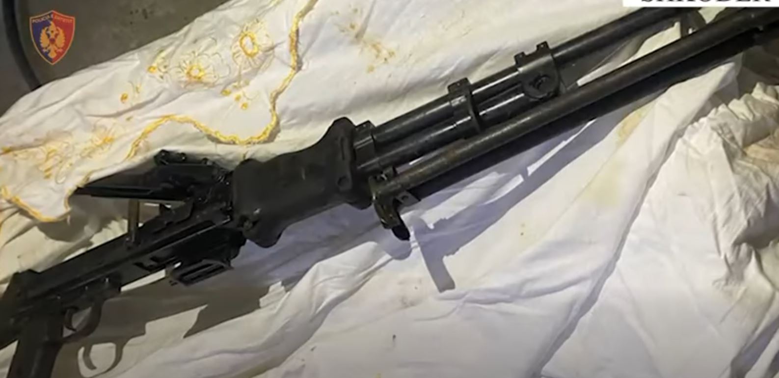 I vuri flakën dy automjeteve, arrestohet 19-vjeçari