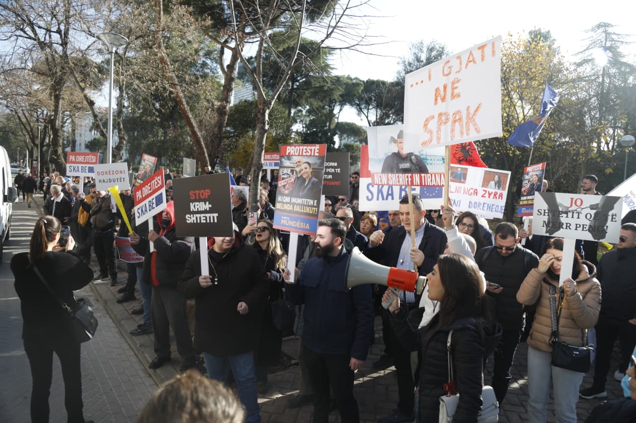 “Dorëzoni Belindën!”/ Me foto të Ramës dhe Ballukut, protestuesit e ‘Mundësia’ thirrje të forta nga Kryesia: Në burg!