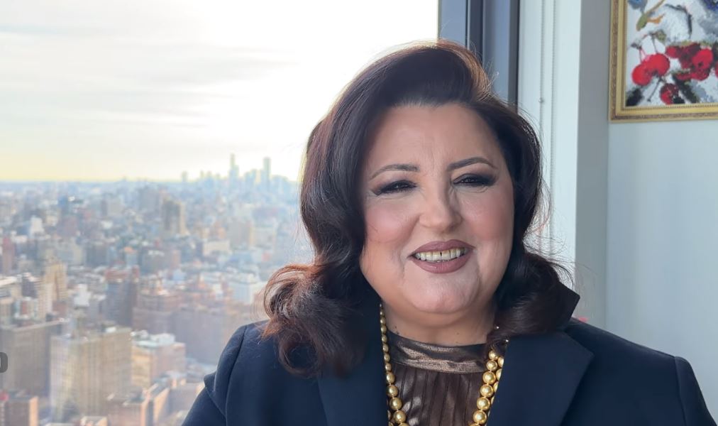 Parashqevi Simaku nderohet me titullin “Qytetare nderi” e Kavajës: Jam kavajase edhe pse kam kënduar në skena botërore