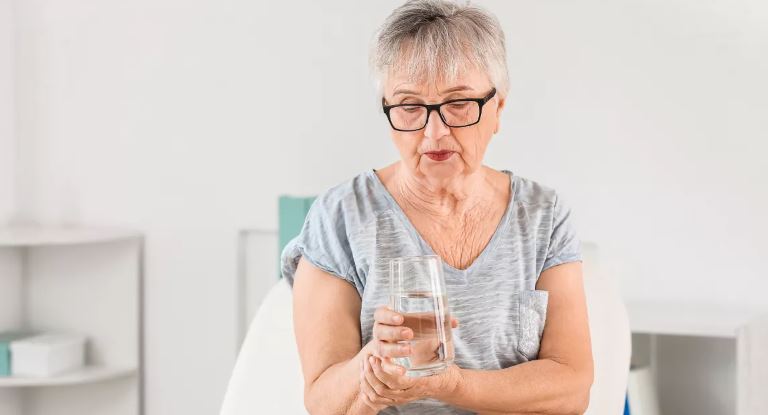 Sëmundja e Parkinsonit, proteina mbrojtëse për neuronet që parandalon përparimin e sëmundjes