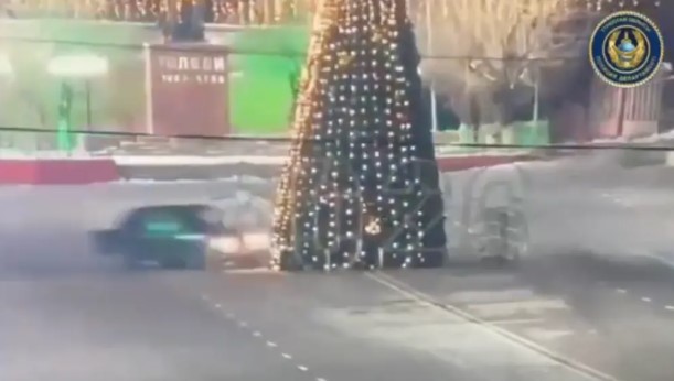 Shoferi bën manovra të rrezikshme dhe përplaset me pemën gjigante të Krishtlindjes! (VIDEO)