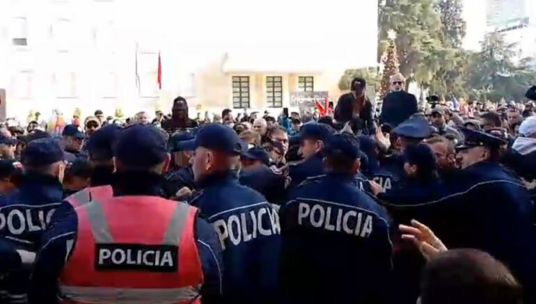 Protesta e “Shqipëria Bëhet” para Kryeministrisë, aktivistët përplasen me policinë