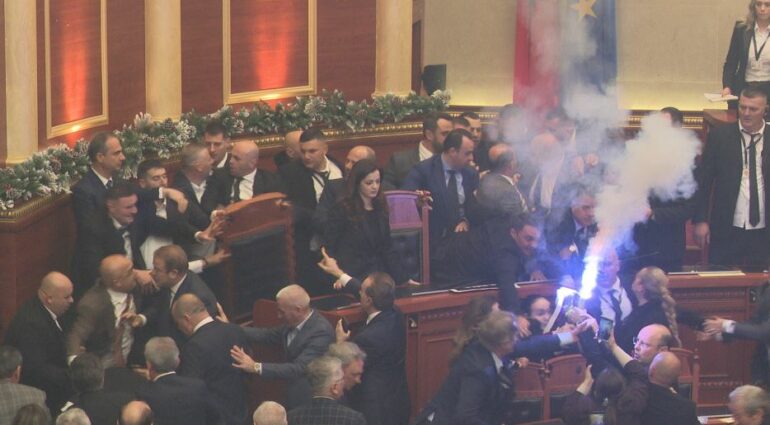 PS, masa vetëm për 10 ligjvënës të PD, Manja: Të mos përjashtohen nga 10 ditë