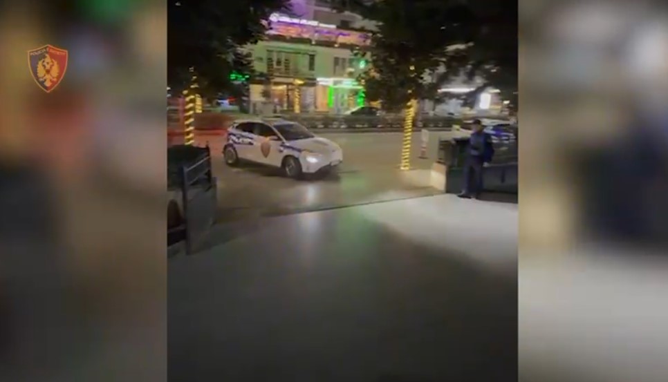 EMRAT/ Goditet një grup kriminal që shiste armë zjarri, arrestohen dy persona, një tjetër në kërkim! Çfarë iu sekuestrua