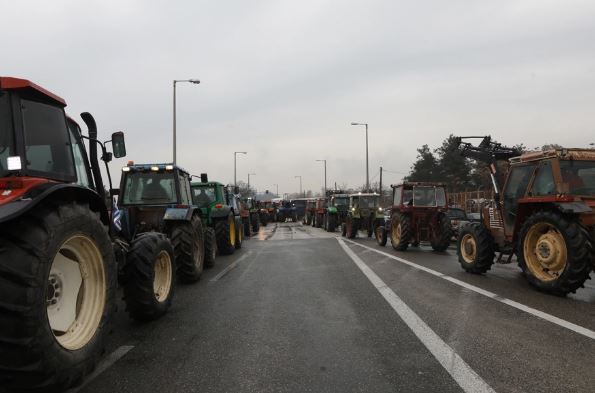 Fermerët grekë bllokojnë edhe doganat, nuk tërhiqen nga protesta! Mbyllet nga ora 19:00 edhe Kakavijë-Janinë, do lejohen vetëm…