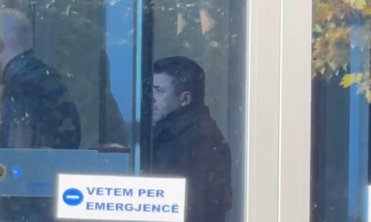 Ish-kryetari i bashkisë së Kavajës, Elvis Roshi paraqitet në SPAK