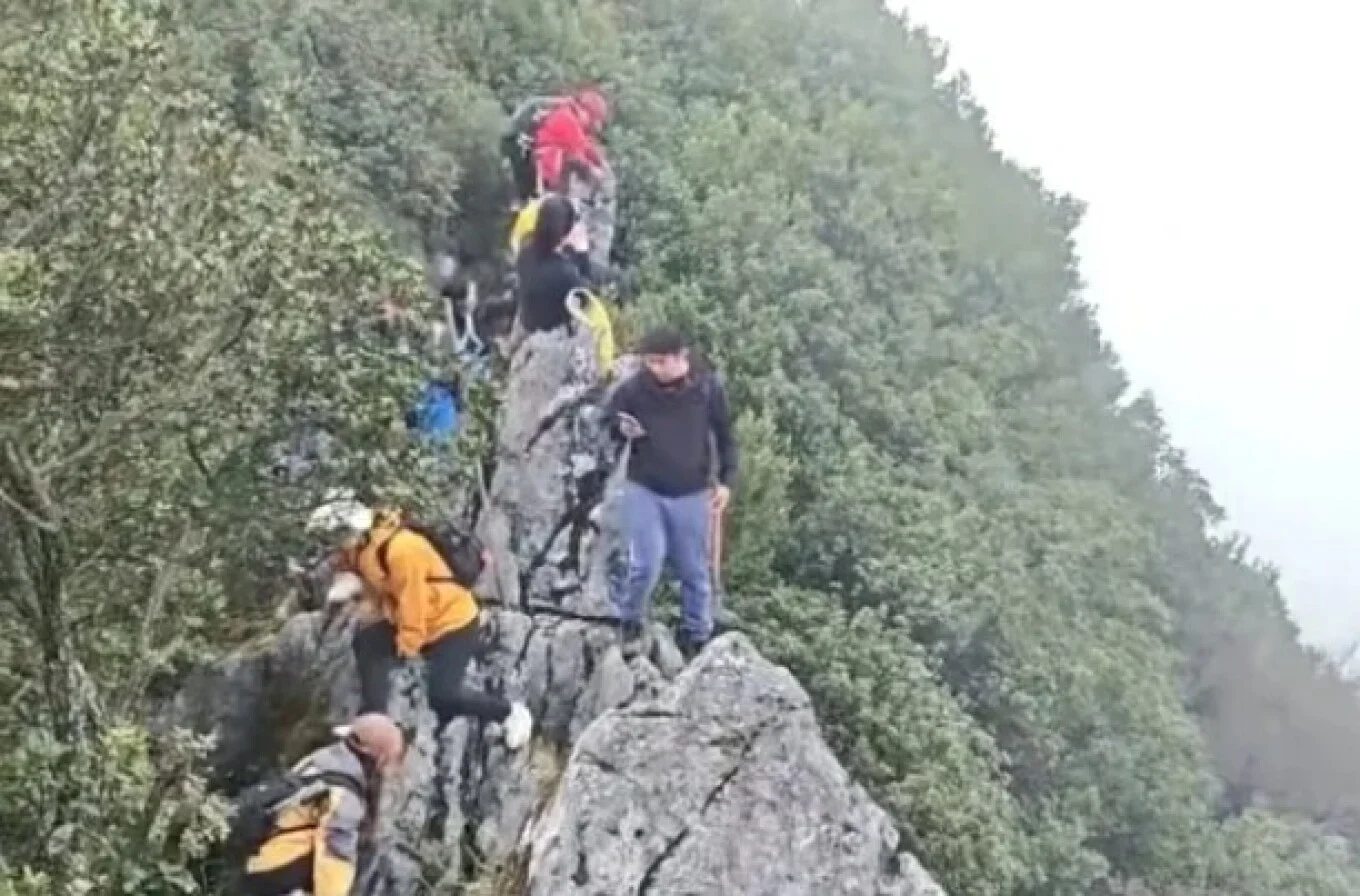 Momenti kur një turist bie nga një shkëmb 40 metra i lartë teksa po bënte selfie (VIDEO)