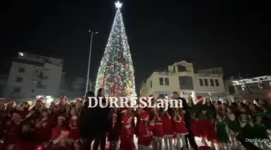 VIDEOLAJM/ Shijaku ndez dritat e pemës së festave të fundvitit