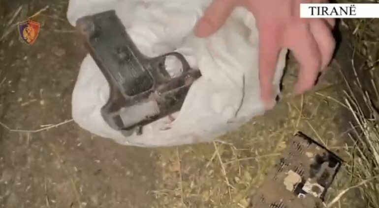 Lëviznin me armë në automjet, arrestohen dy të rinjtë në Tiranë