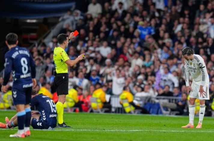 Tre lojtarët e Realit shpërthejnë kundër arbitrit dhe përjashtohen me të kuq: Je shumë i keq