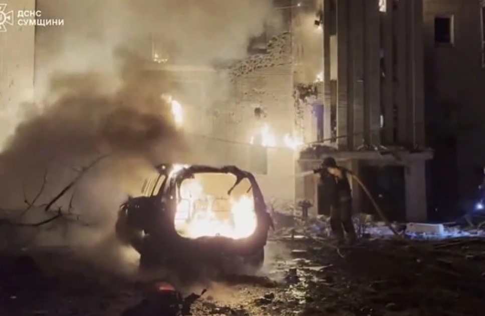 Sulm me dronë në një komplek pallatesh në Ukrainë, raportohet për shtatë të plagosur